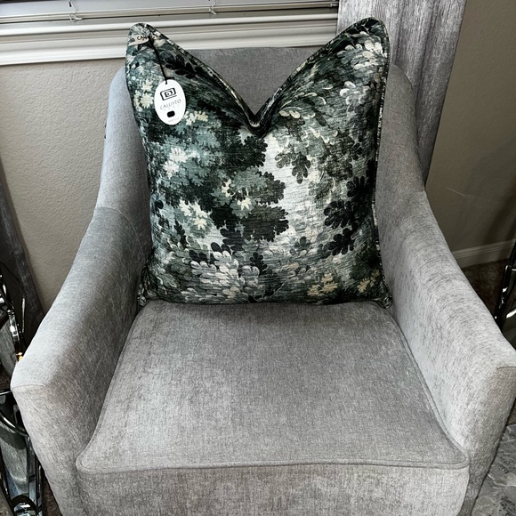 1-NWT CALLISTO HOME VELVET FLORAL DESIGN DECORATIVE PILLOW - Picture 11 of 13